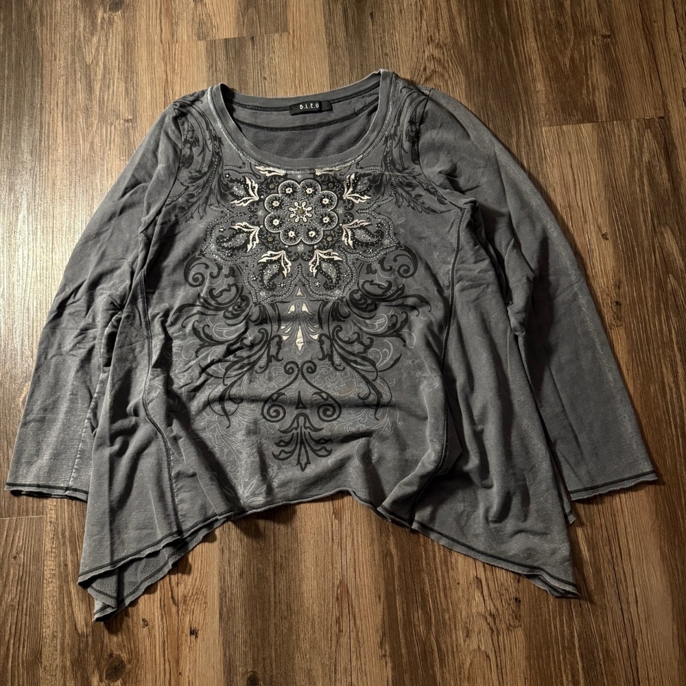 B.L.E.U. Womens Gray Graphic Embellished Sharkbite Hem Long Sleeve Top Y2K Goth